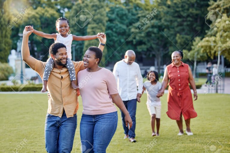 famille heureuse en plein parc