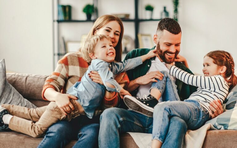 famille heureuse recevant cheque energie ecologique