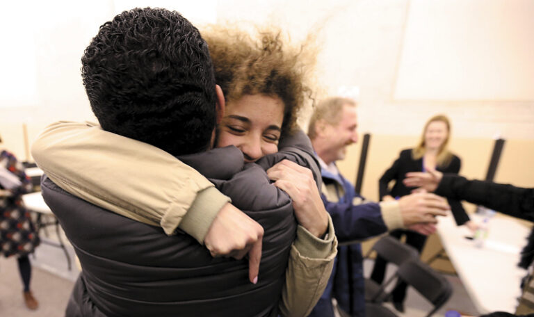 famille reunie autour dun plan juridique