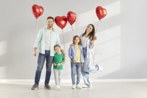 famille souriante accueillant un enfant joyeux