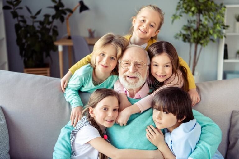 Quel Est Le Meilleur Choix Entre CESU Et Pajemploi Pour La Garde À Domicile 59 famille souriante avec nounou a domicile