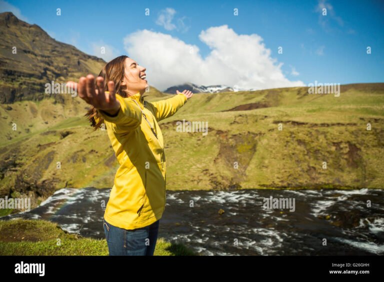 Quels sont mes droits en tant que veuve après le décès de mon mari 2 femme contemplant un paysage paisible