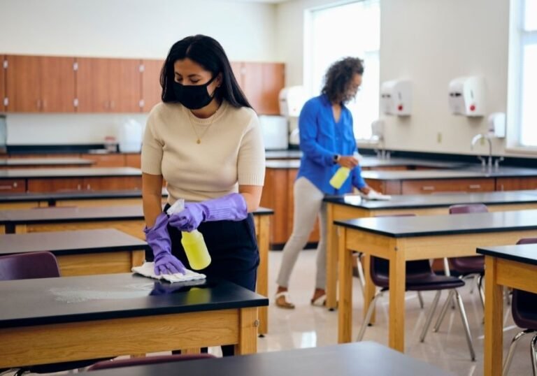 femme de menage nettoyant salle de classe lumineux