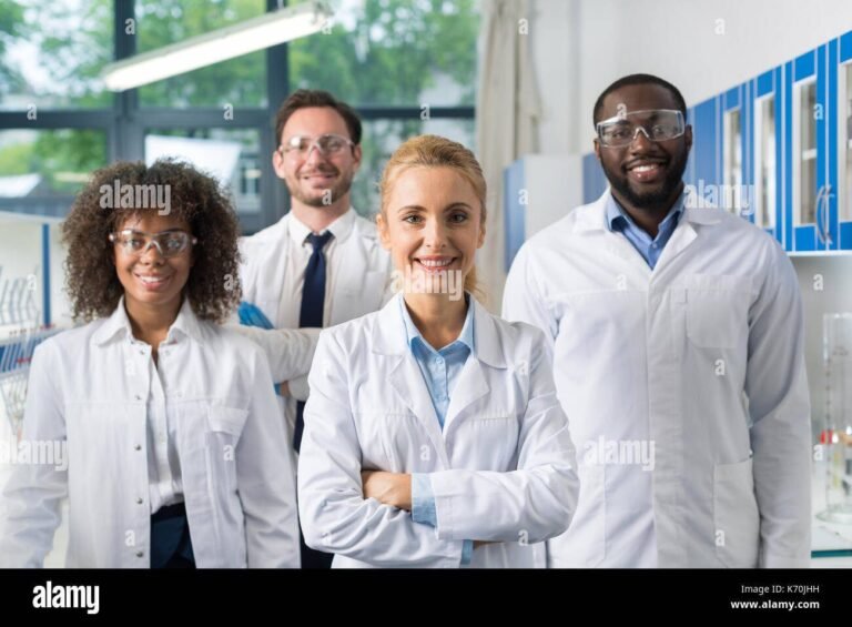 femme en blouse blanche dans un laboratoire