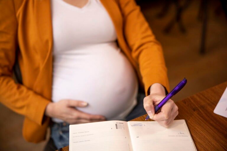 femme enceinte avec documents administratifs