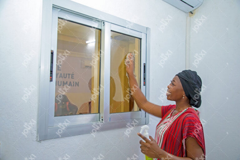 femme nettoyant une maison avec enthousiasme