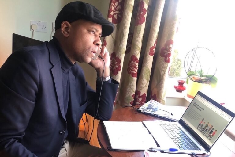 Comment cumuler emploi et retraite pour invalidité en tant que fonctionnaire 57 fonctionnaire en train de travailler a domicile