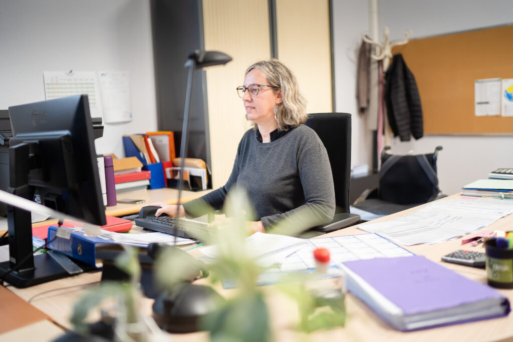 fonctionnaire travaillant dans un bureau public