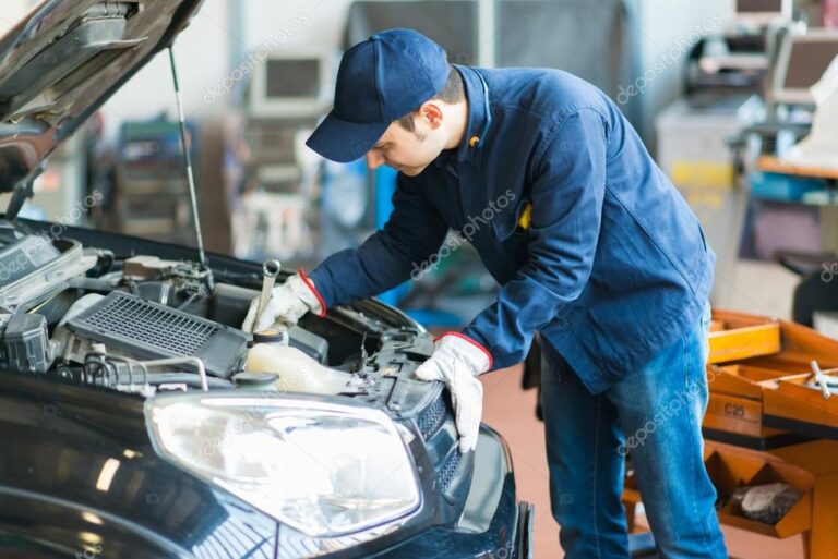 garage avec mecanicien travaillant sur une voiture