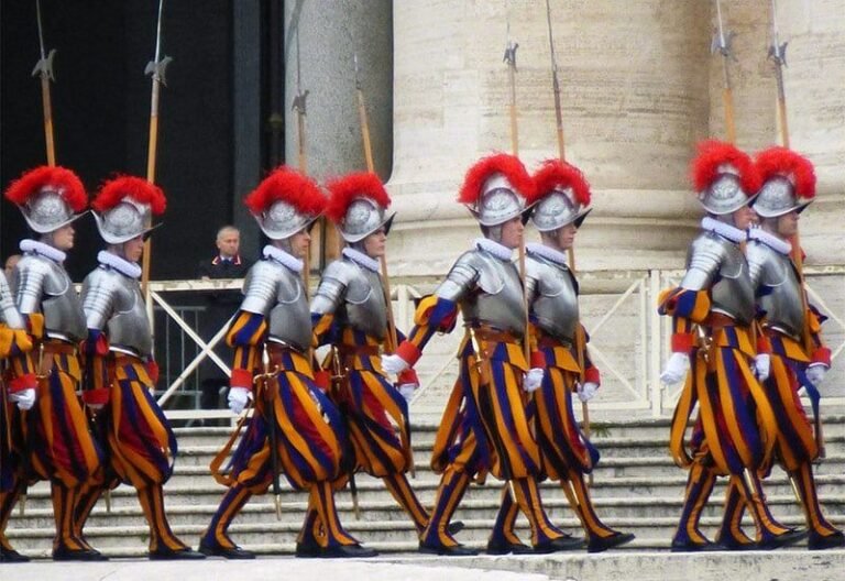 garde suisse au vatican en uniforme traditionnel