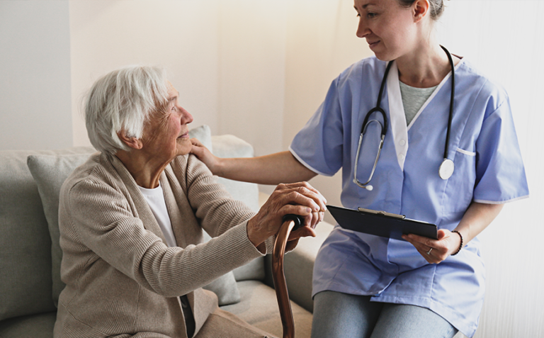 infirmiere interagissant avec des patients