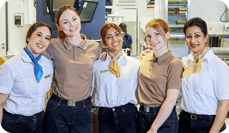 Quel âge faut-il avoir pour travailler chez McDonald's en France 7 jeune employe de mcdonalds en uniforme