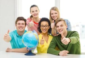 jeune etudiant souriant avec globe terrestre