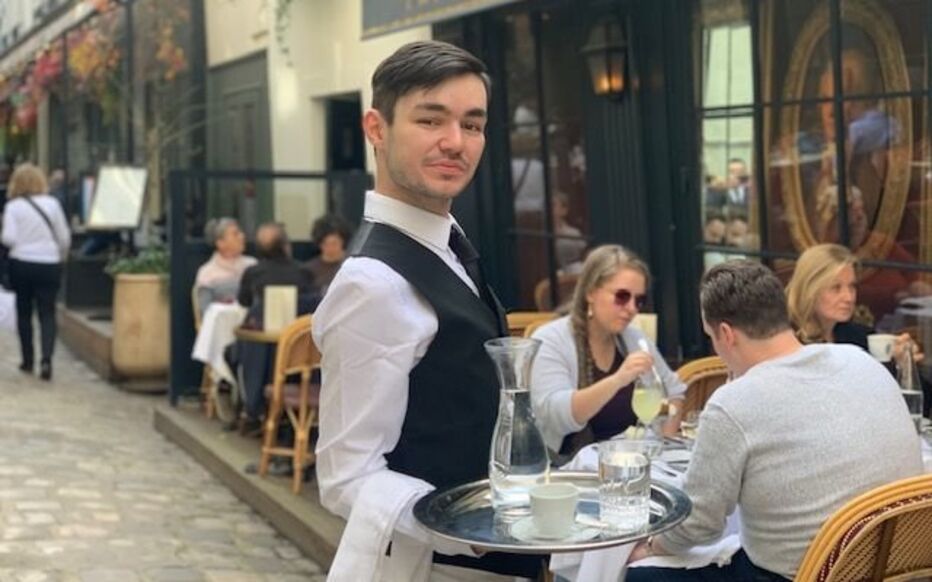 jeune etudiant travaillant dans un cafe parisien