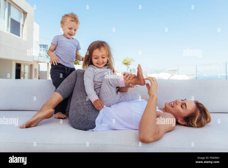 jeune femme jouant avec des enfants