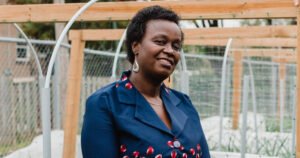 jeune locataire souriant devant maison bordelaise