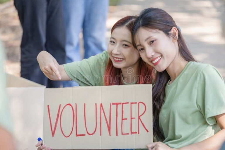 Le Service Civique Est-Il Payé Pendant Les Vacances Scolaires 52 jeune volontaire souriant en activite exterieure
