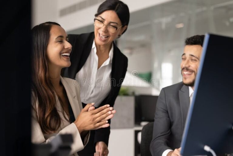 jeunes professionnels celebrant succes carriere diverse