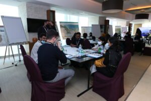 jeunes professionnels en reunion autour dun plan mondial