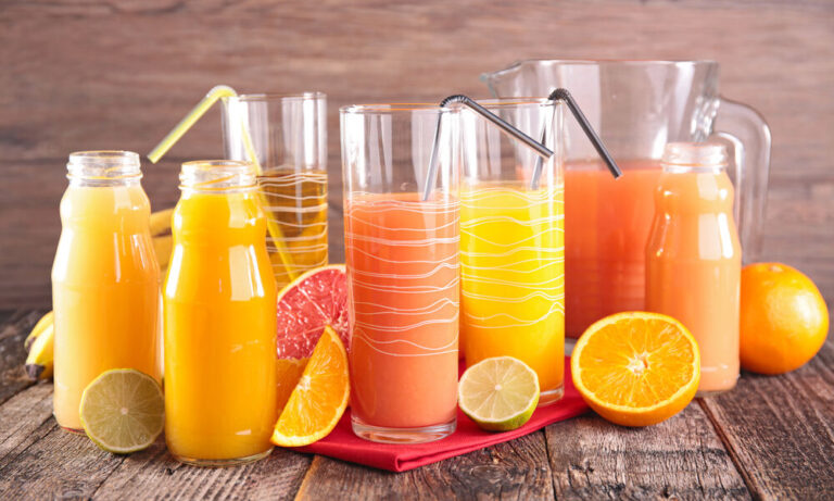 jus de fruits frais dans un verre