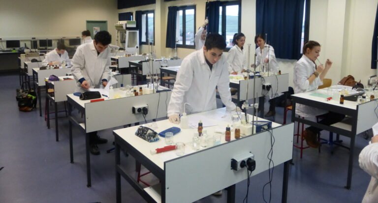 laboratoire de chimie en pleine activite