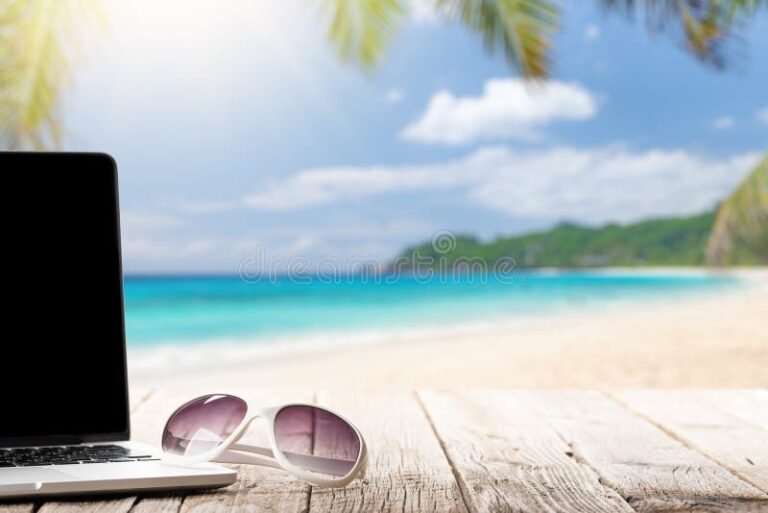 lunettes de soleil sur une table ensoleillee