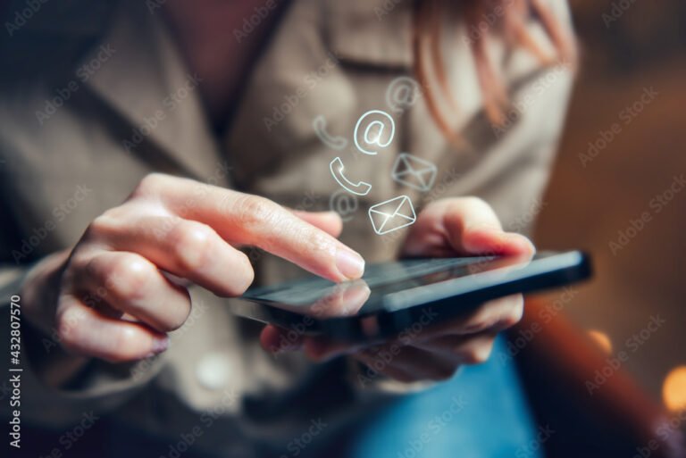 Comment envoyer son arrêt maladie par mail à son employeur 52 main tenant un smartphone avec un email