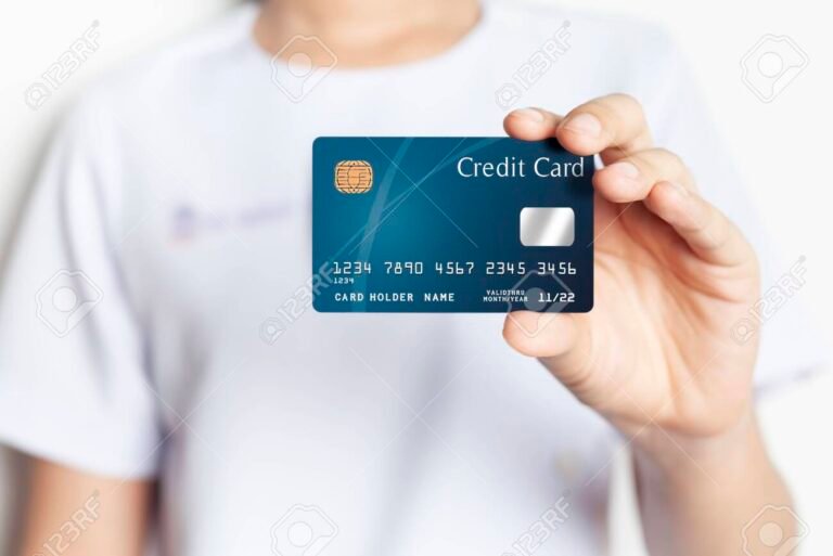 main tenant une carte bancaire