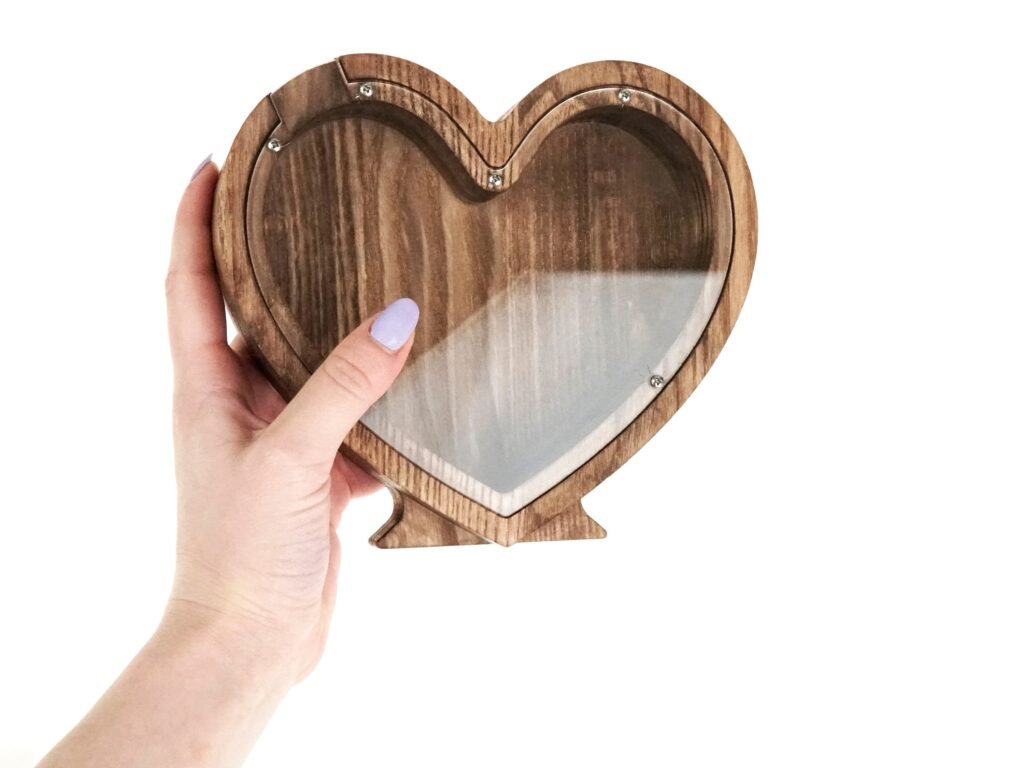 Combien devrais-je investir dans une assurance vie pour en bénéficier 1 main tenant une tirelire en forme de coeur