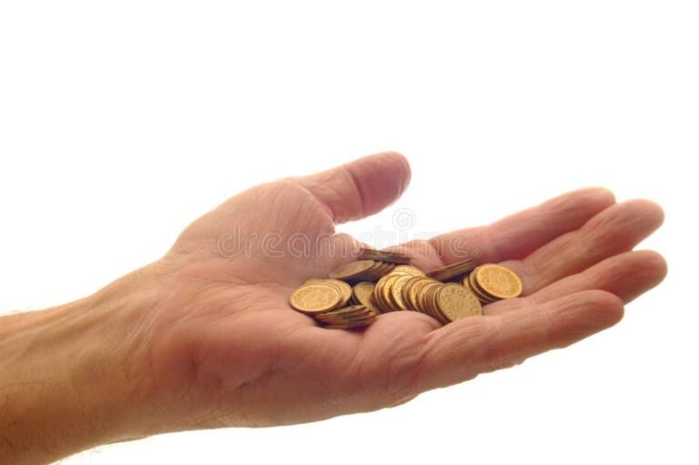 main tendue avec des pieces de monnaie