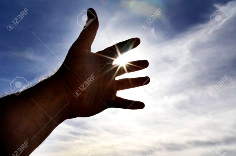 main tendue vers lavenir lumineux