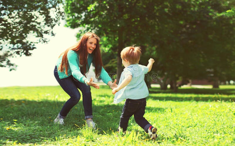 maman et enfant jouant ensemble dans un parc