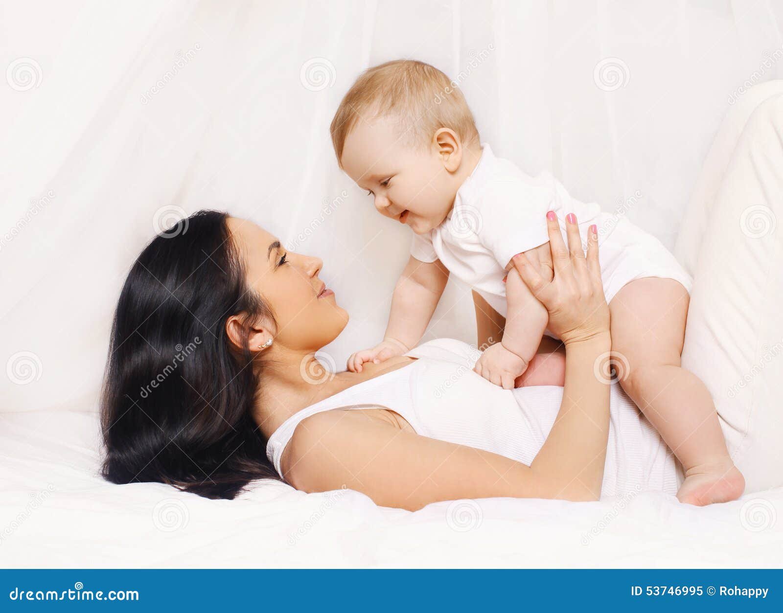 maman-jouant-avec-son-bebe-a-la-maison