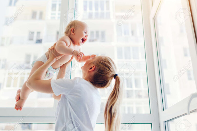 mere jouant avec son bebe a la maison