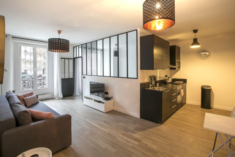 mobilier varie dans un appartement meuble