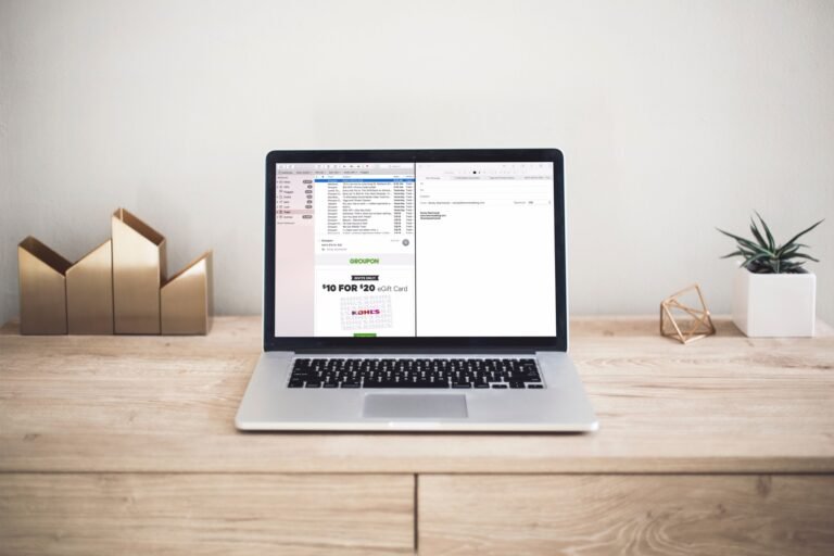 ordinateur mac avec ecran boite mail ouverte