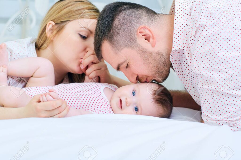 parents heureux avec un bebe a la maison