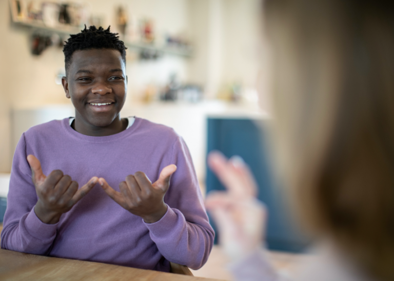 personne apprenant le langage des signes