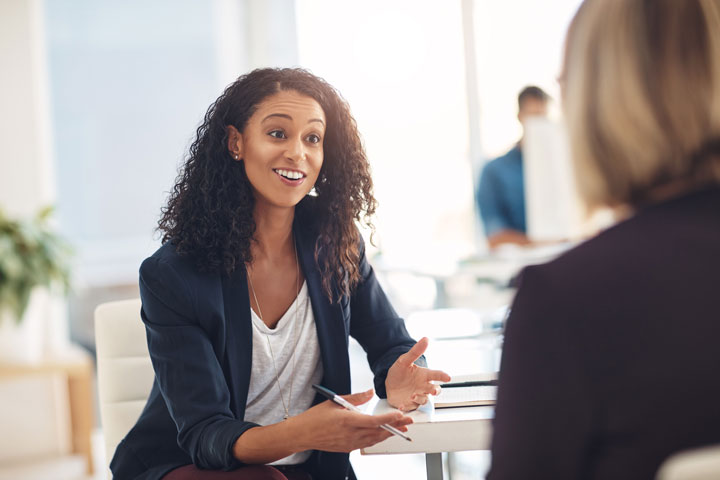 personne consultant son dossier pole emploi