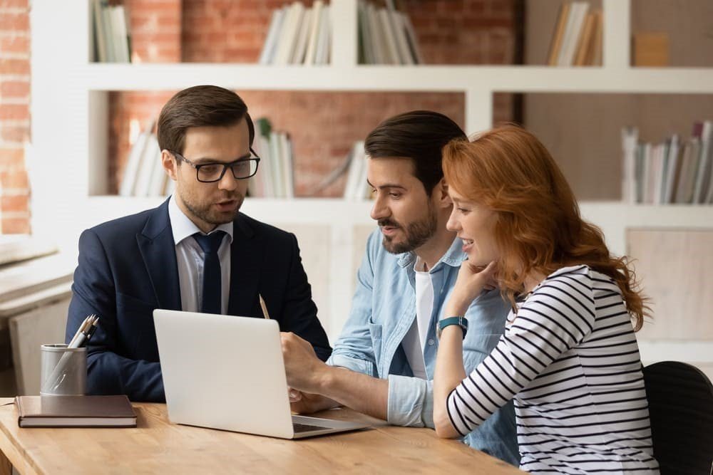 personne consultant un conseiller bancaire