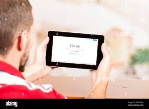 personne consultant un site web sur tablette