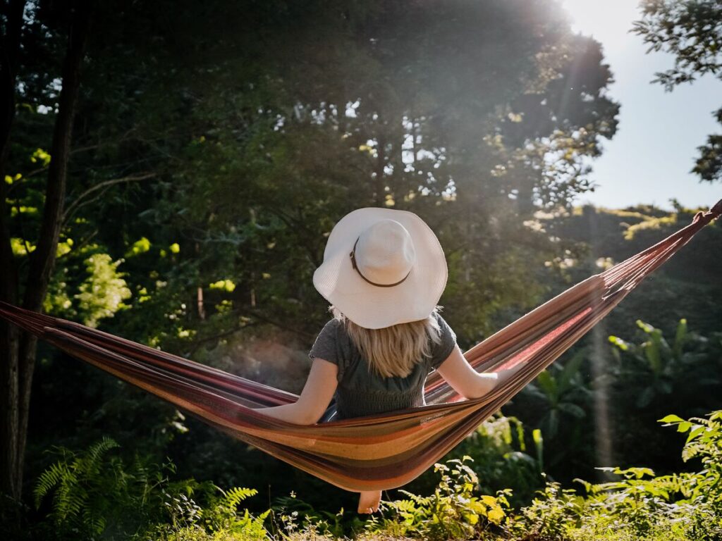 personne contemplant lavenir avec hesitation