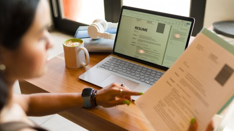 personne creant un cv sur ordinateur portable