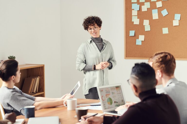 personne en formation avec un formateur attentif