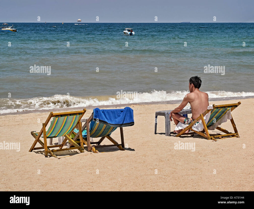 personne en pause sur une plage tranquille