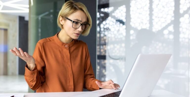 personne en pleine reflexion au bureau