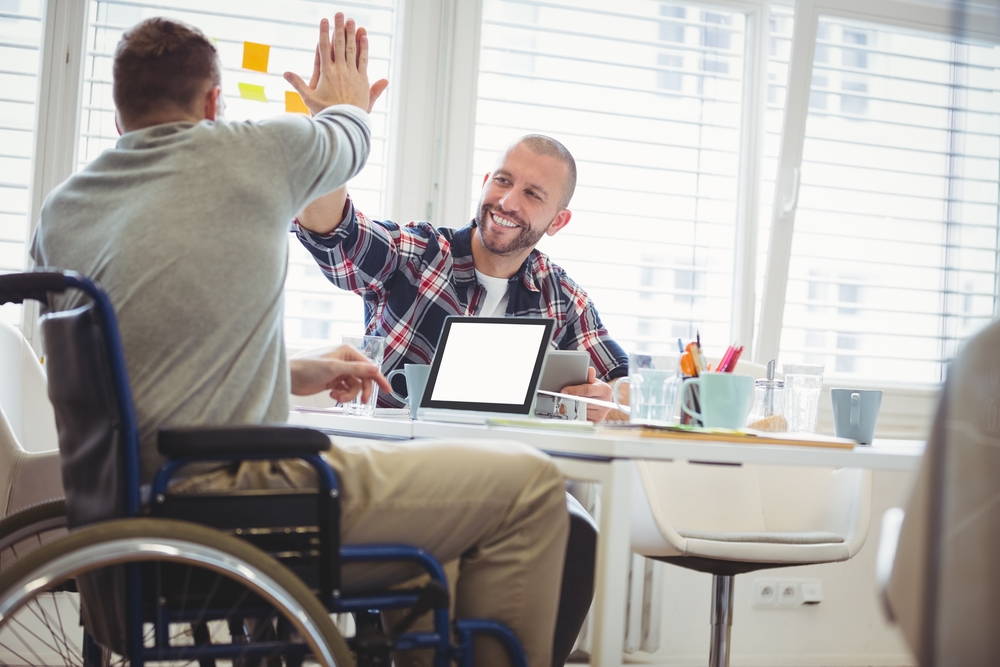 personne en situation de handicap avec aide