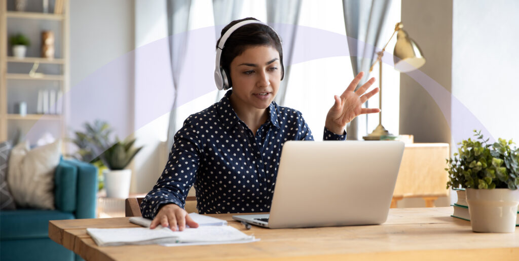 personne en teletravail avec ordinateur et documents