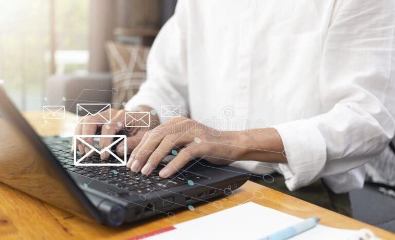 personne envoyant un email sur un ordinateur