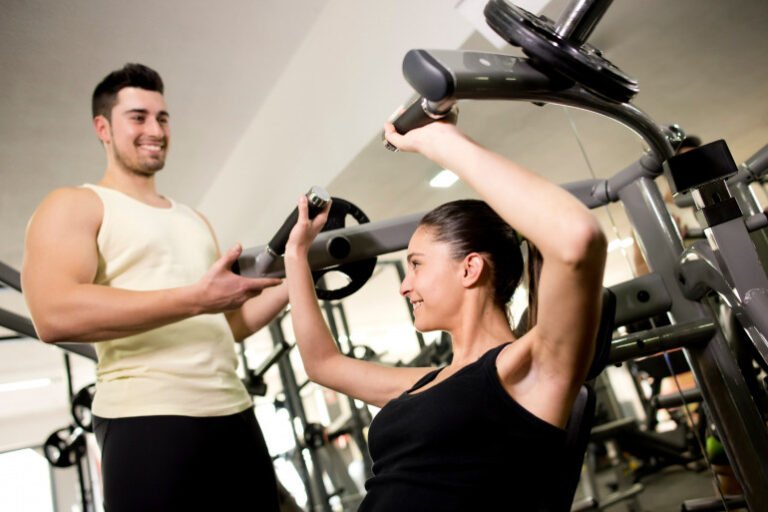 personne faisant du sport dans une salle